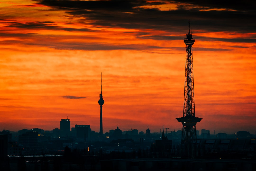 Sonnenaufgang über Berlin – Die zwei Türme, (Foto copyright - Frank Weber - Berlin - fotologbuch.de)